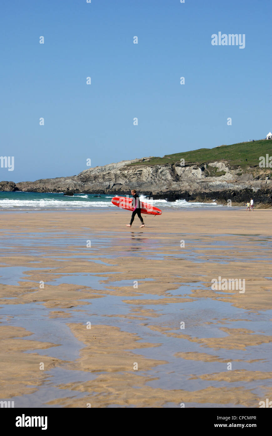 Surfer a piedi al mare Foto Stock