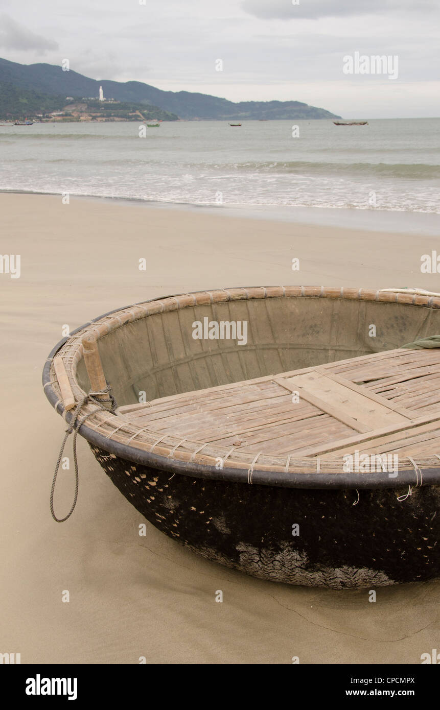 Il Vietnam, da nang. bac mio un beach, tradizionale piccolo bambù rotondo barche da pesca utilizzato dai locali di pescare lungo il litorale. Foto Stock