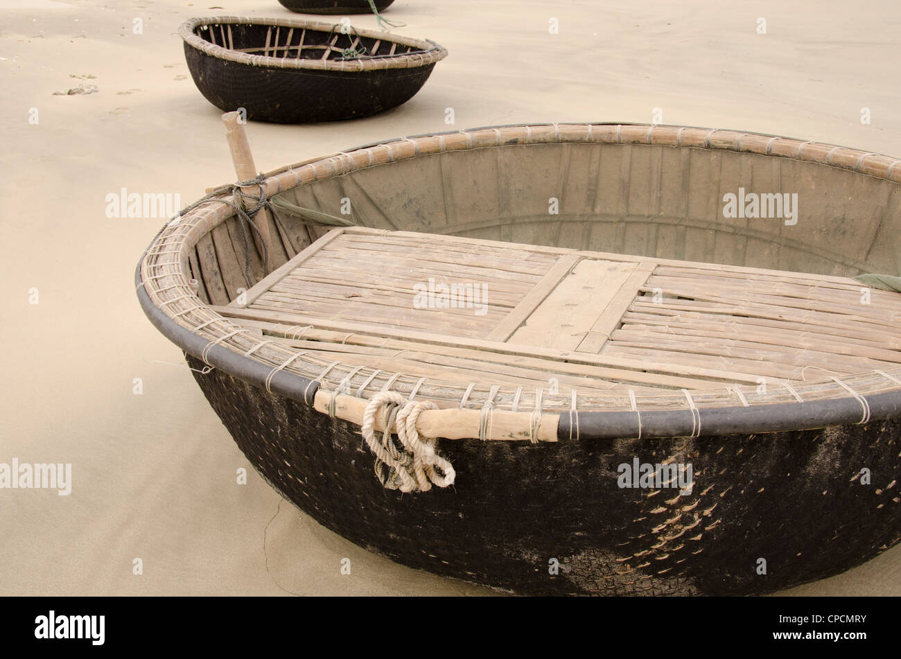 Il Vietnam, da nang. bac mio un beach, tradizionale piccolo bambù rotondo barche da pesca utilizzato dai locali di pescare lungo il litorale. Foto Stock