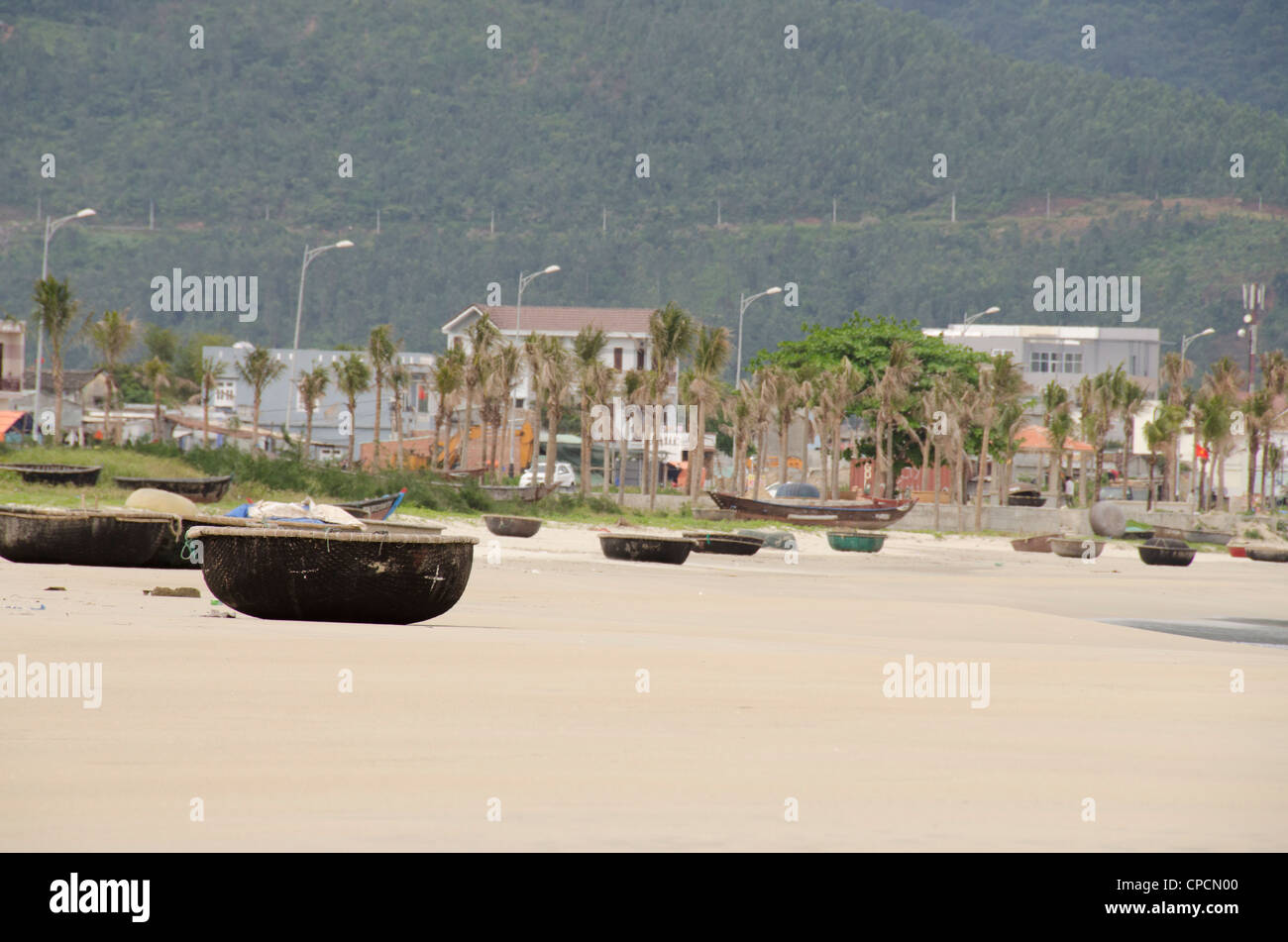 Il Vietnam, da nang. bac mio un beach, tradizionale piccolo bambù rotondo barche da pesca utilizzato dai locali di pescare lungo il litorale. Foto Stock