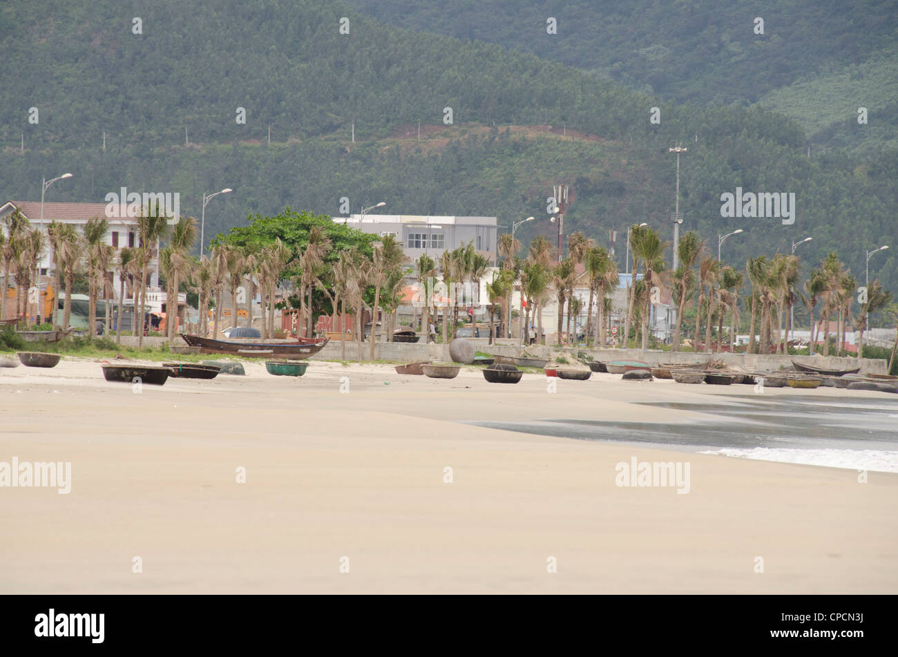 Il Vietnam, da nang. bac mio un beach, tradizionale piccolo bambù rotondo barche da pesca utilizzato dai locali di pescare lungo il litorale. Foto Stock