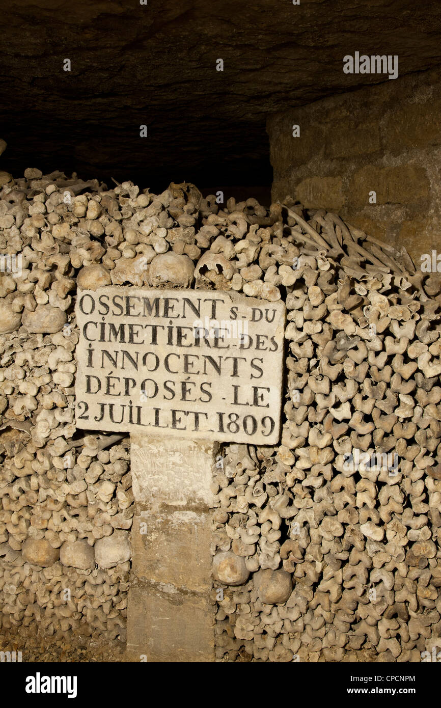 Ossa depositato nel cimitero di 1809. Catacombe di Parigi, Francia. Foto Stock
