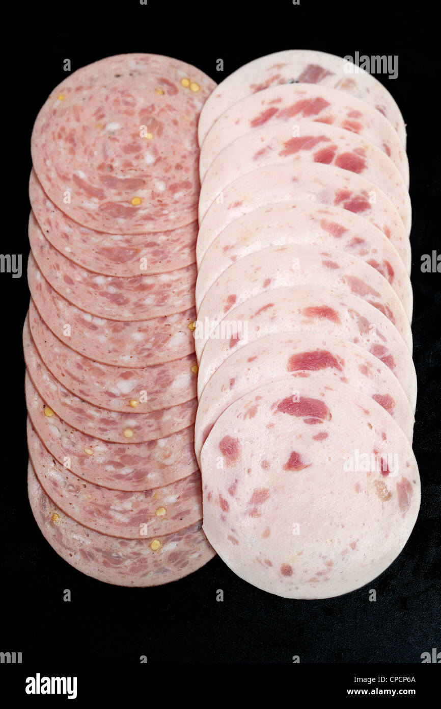 Le fette di salsiccia tedesca carne su sfondo nero Foto Stock