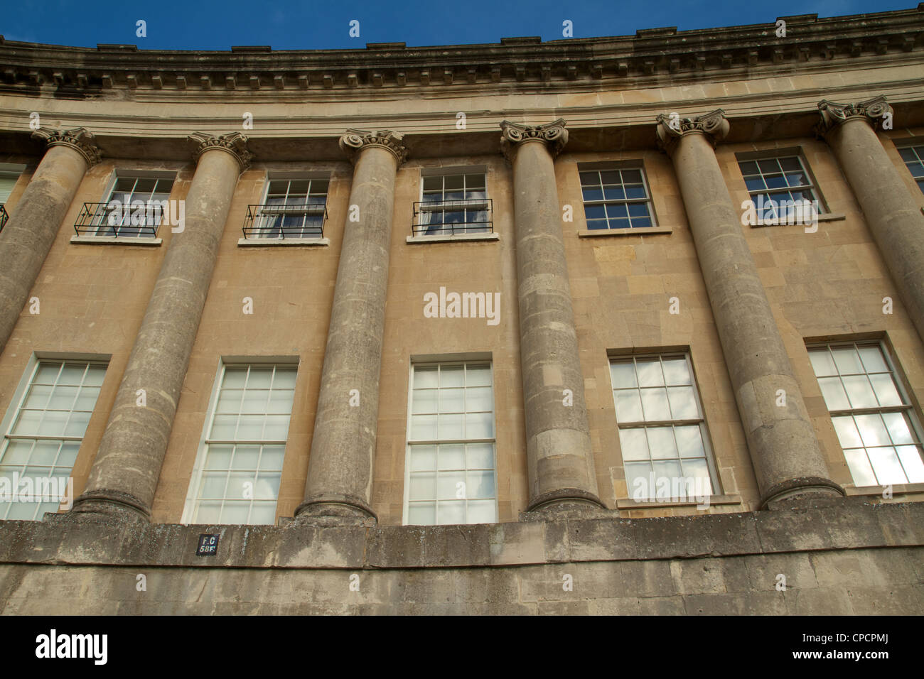 Georgian finestre e colonne in Royal Crescent, Bath, Inghilterra Foto Stock