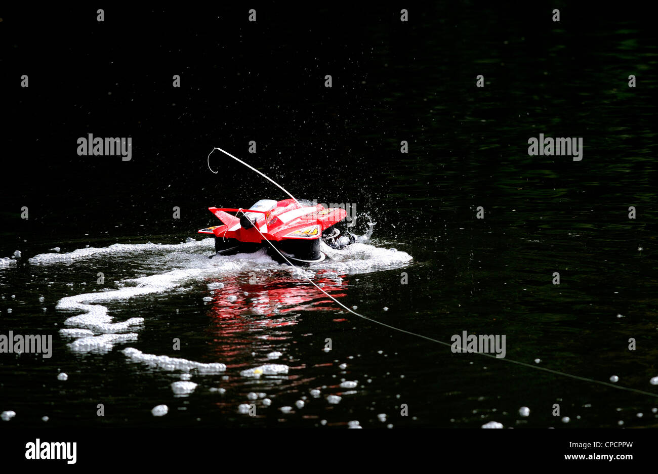Radio Controlled barca/auto viene utilizzato su un laghetto. Foto Stock