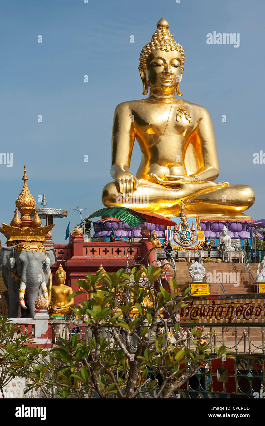 Elk208-5325v Thailandia Chiang Saen, Triangolo Dorato, il fiume Mekong esplanade, Buddha seduto nella figura Foto Stock