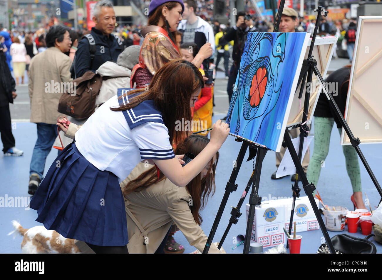 Artisti pittura in Times Square la raccolta di fondi per il giapponese American Lions Club di beneficenza Foto Stock