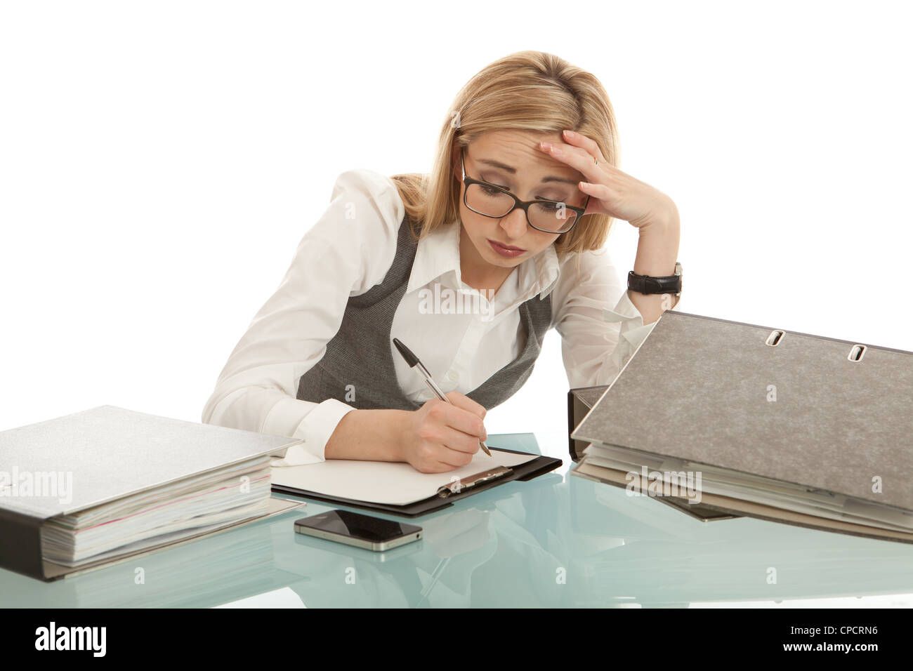 Business donna con la cartella sulla scrivania workin isolati su sfondo bianco Foto Stock