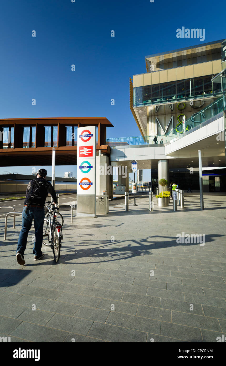La stazione di Stratford - la direzione della strada per il Villaggio Olimpico e lo Stadio Olimpico Foto Stock
