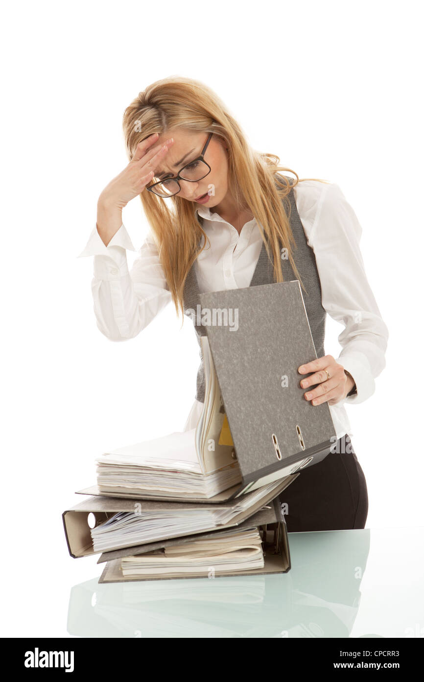 Business donna con la cartella sulla scrivania workin isolati su sfondo bianco Foto Stock