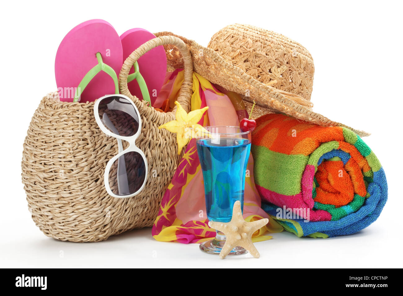 Borsa da spiaggia con asciugamano,infradito e occhiali da sole. Foto Stock