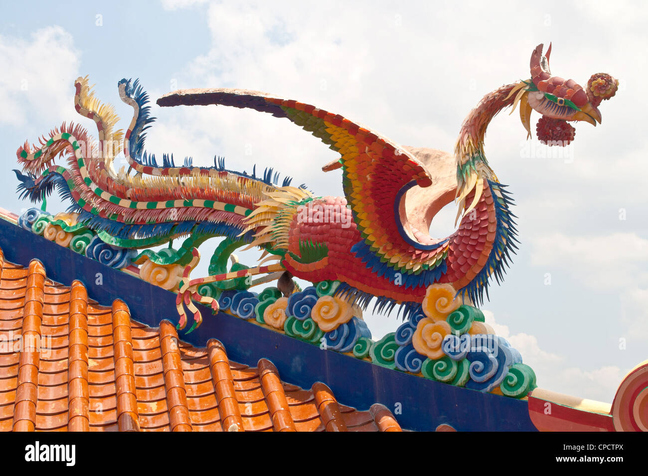 Statua di Phoenix sul cielo blu. Sian Tempio. Chon Buri, Thailandia. Foto Stock