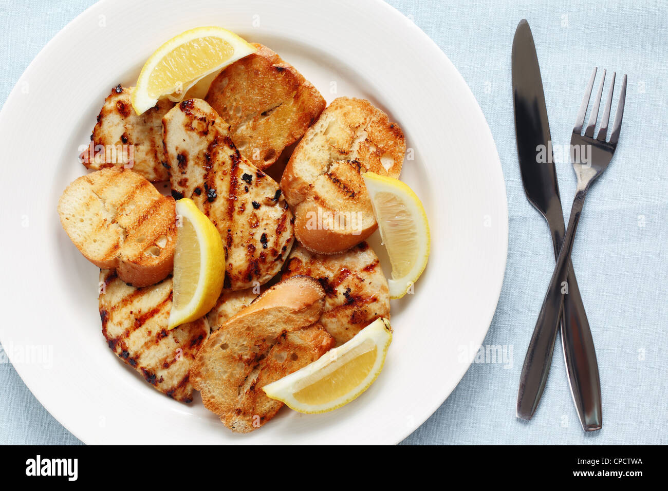 Grigliata di Pollo al limone con aglio pane Foto Stock