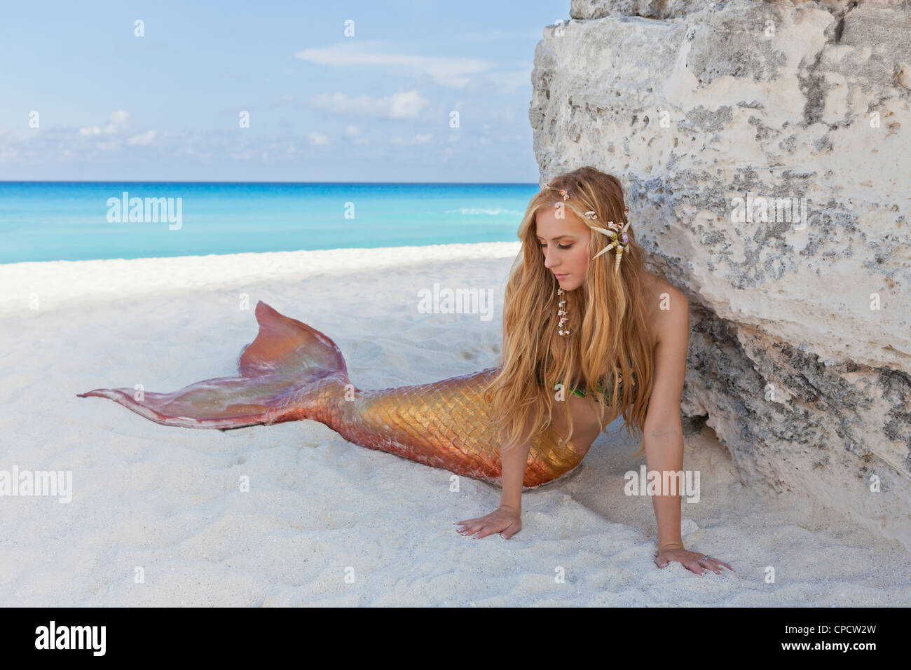 Giovane biondo mermaid recante sulla spiaggia di Cancun, Messico Foto Stock