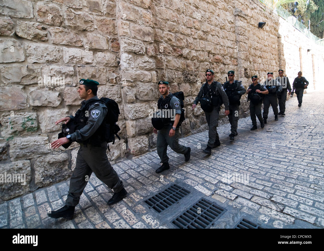 Polizia di frontiera israeliana che pattugliava le strade del quartiere musulmano nella città vecchia di Gerusalemme. Foto Stock