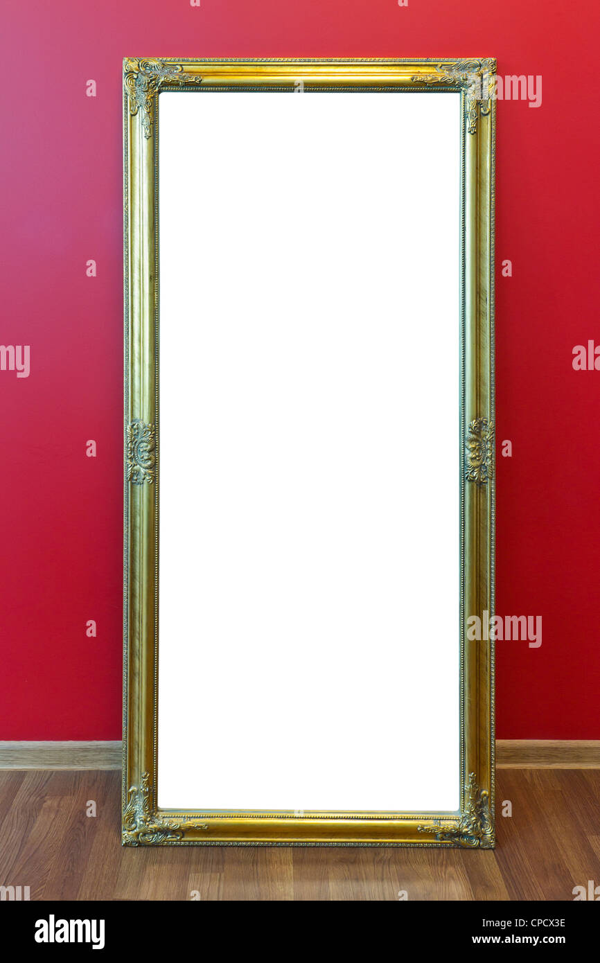 In plastica gialla di produzione di massa telaio dal grande specchio stand contro un ufficio rosso parete. Con la patch Foto Stock