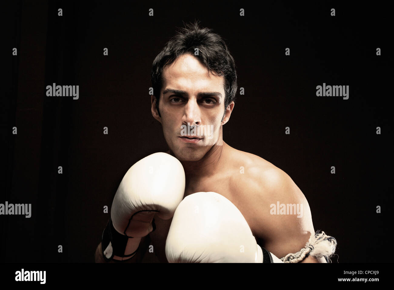 Boxer in piedi con i pugni con guanti Foto Stock