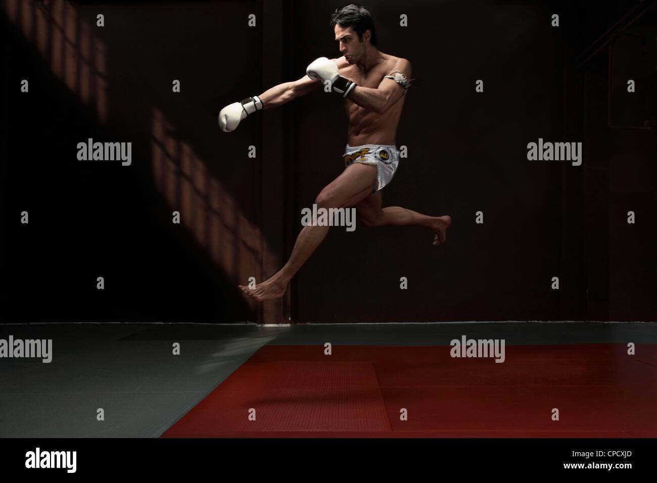 Boxer saltando su mat Foto Stock