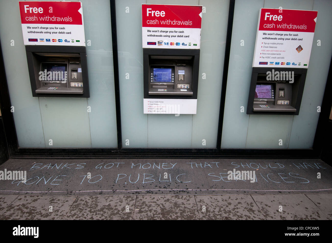 Gli attivisti protesta contro le grandi banche. Chalk graffitti di fronte HSBC bancomat Foto Stock