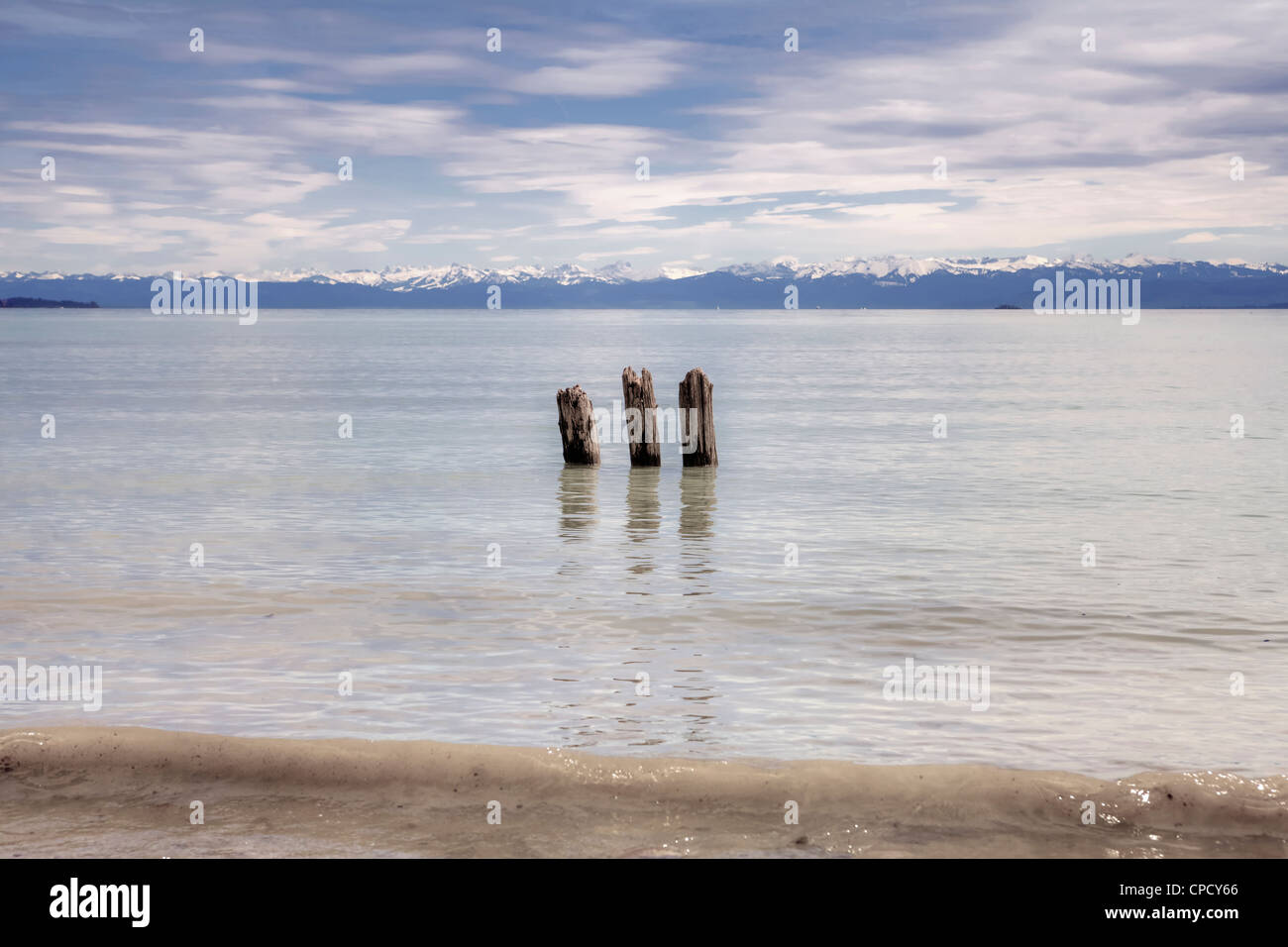 Tre rotte di pali di legno nel lago di Costanza, vista della Santis Foto Stock