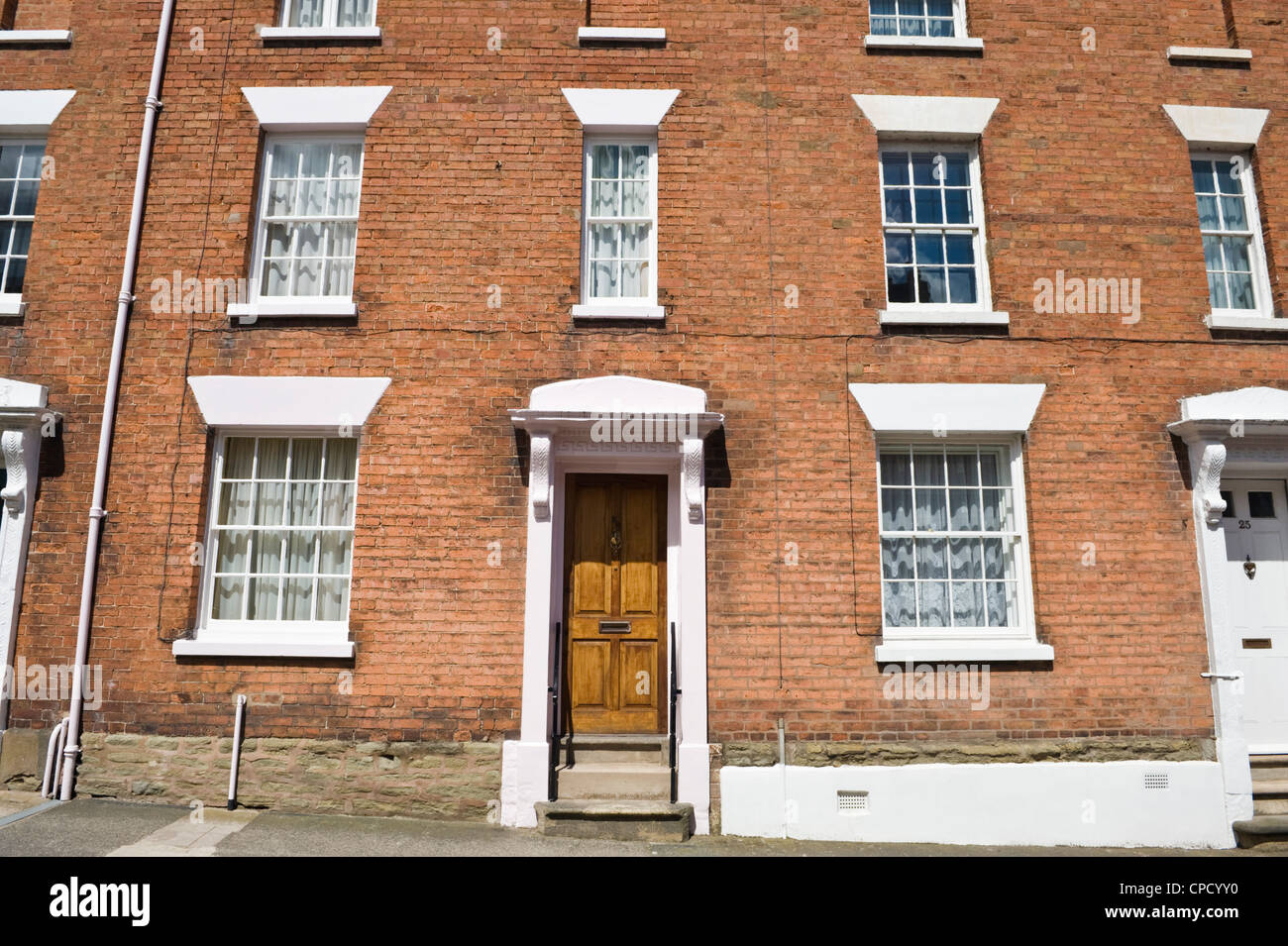 Terrazza di mattoni rossi costruito case con finestre risalenti al periodo georgiano a Ludlow Shropshire England Regno Unito Foto Stock