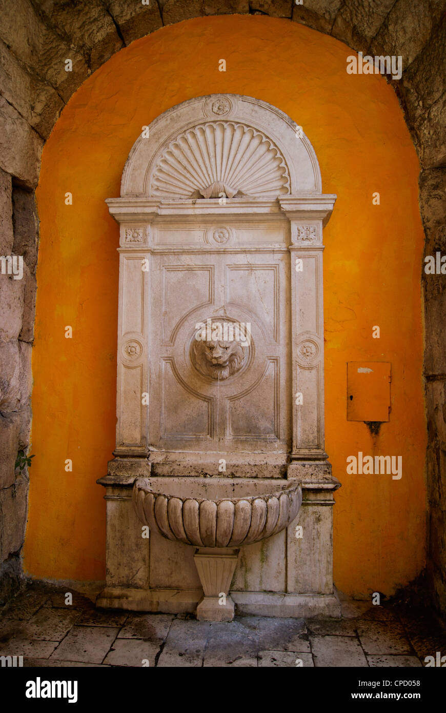 Testa di leone Fontana in marmo, Split, Croazia Foto Stock