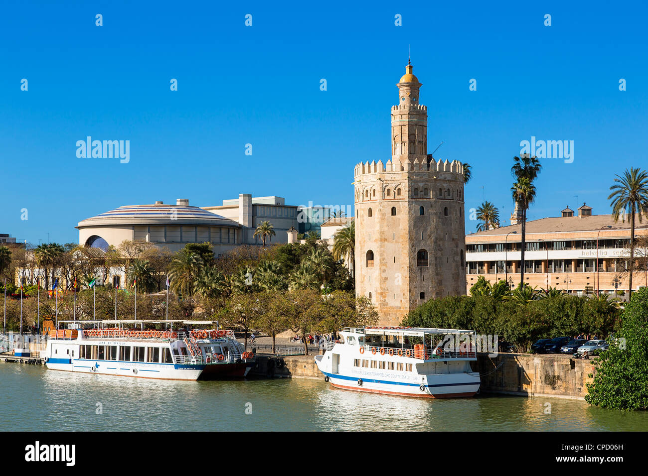 Europa Spagna Andalusia, Sevilla, Torre del Oro su waterfront Foto Stock