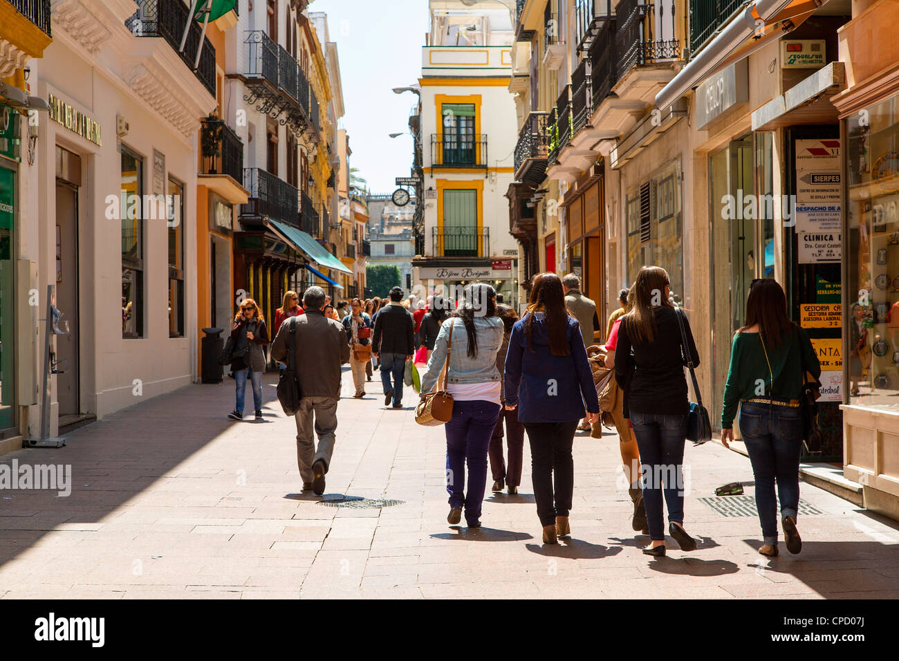 Europa Spagna Andalusia, Sevilla, negozi di Calle Sierpes (Sierpes Street) Foto Stock