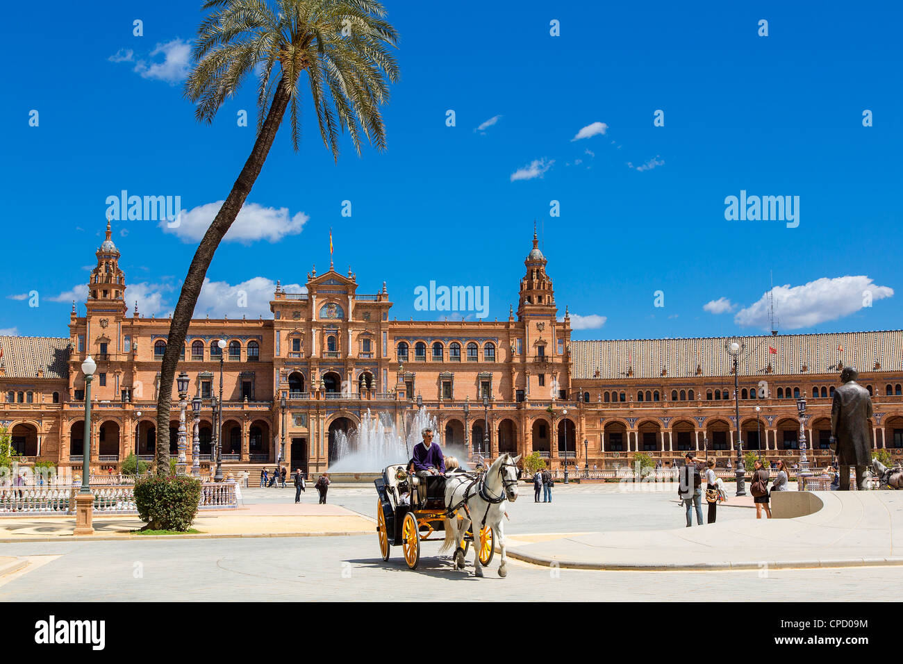 Europa Spagna Andalusia, Sevilla, Horse-Drawn Carrello nella Plaza de Espana Foto Stock