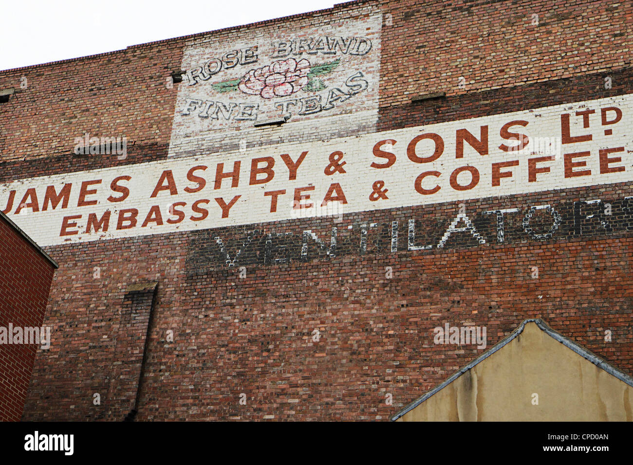 Dipinto di firmare la scrittura e la pubblicità sul lato dell'edificio, London, Regno Unito Foto Stock