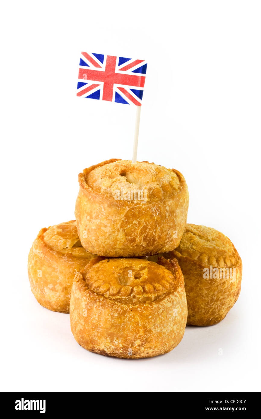 Pila di pasticci di carne di maiale con union jack flag su bianco Foto Stock