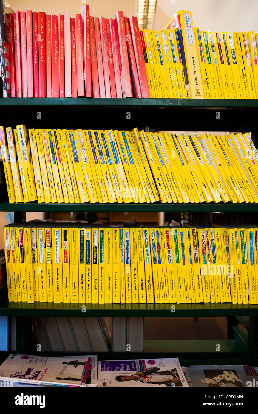 Pagine gialle libri di telefono nella sezione di riferimento di una biblioteca pubblica, REGNO UNITO Foto Stock