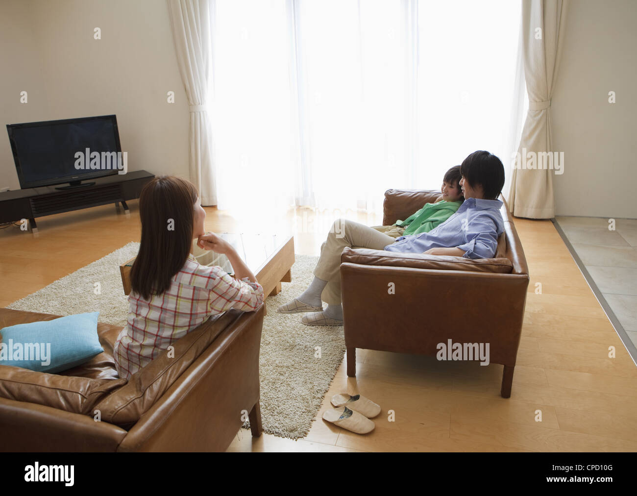 Famiglia rilassante in un soggiorno Foto Stock
