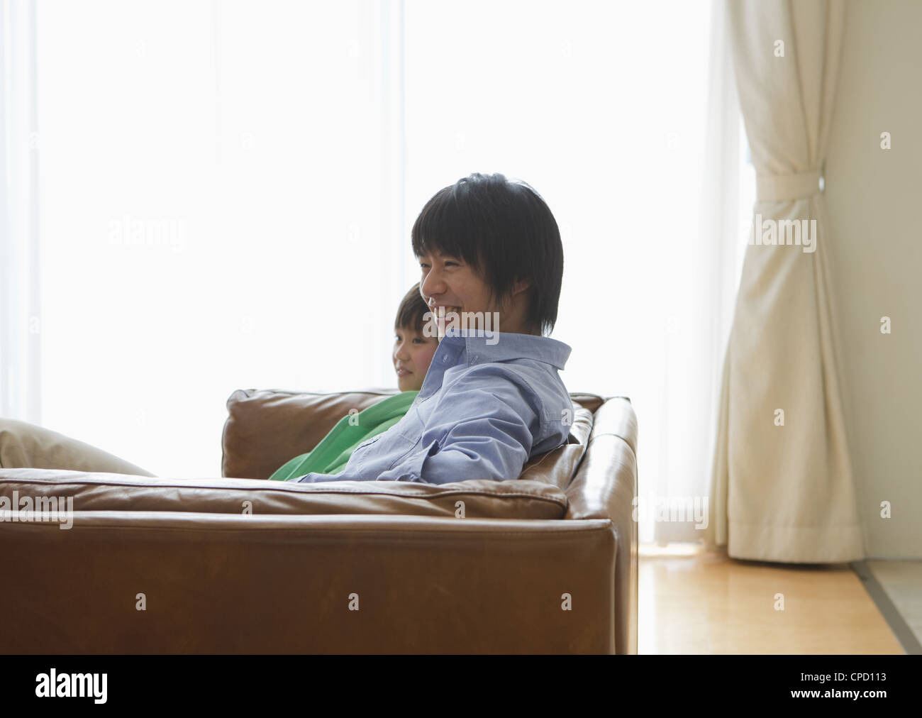 Padre e figlio rilassante in un soggiorno Foto Stock