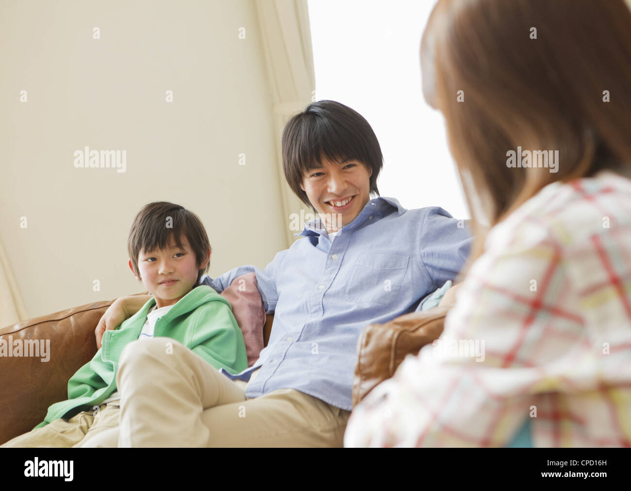 Famiglia rilassante in un soggiorno Foto Stock