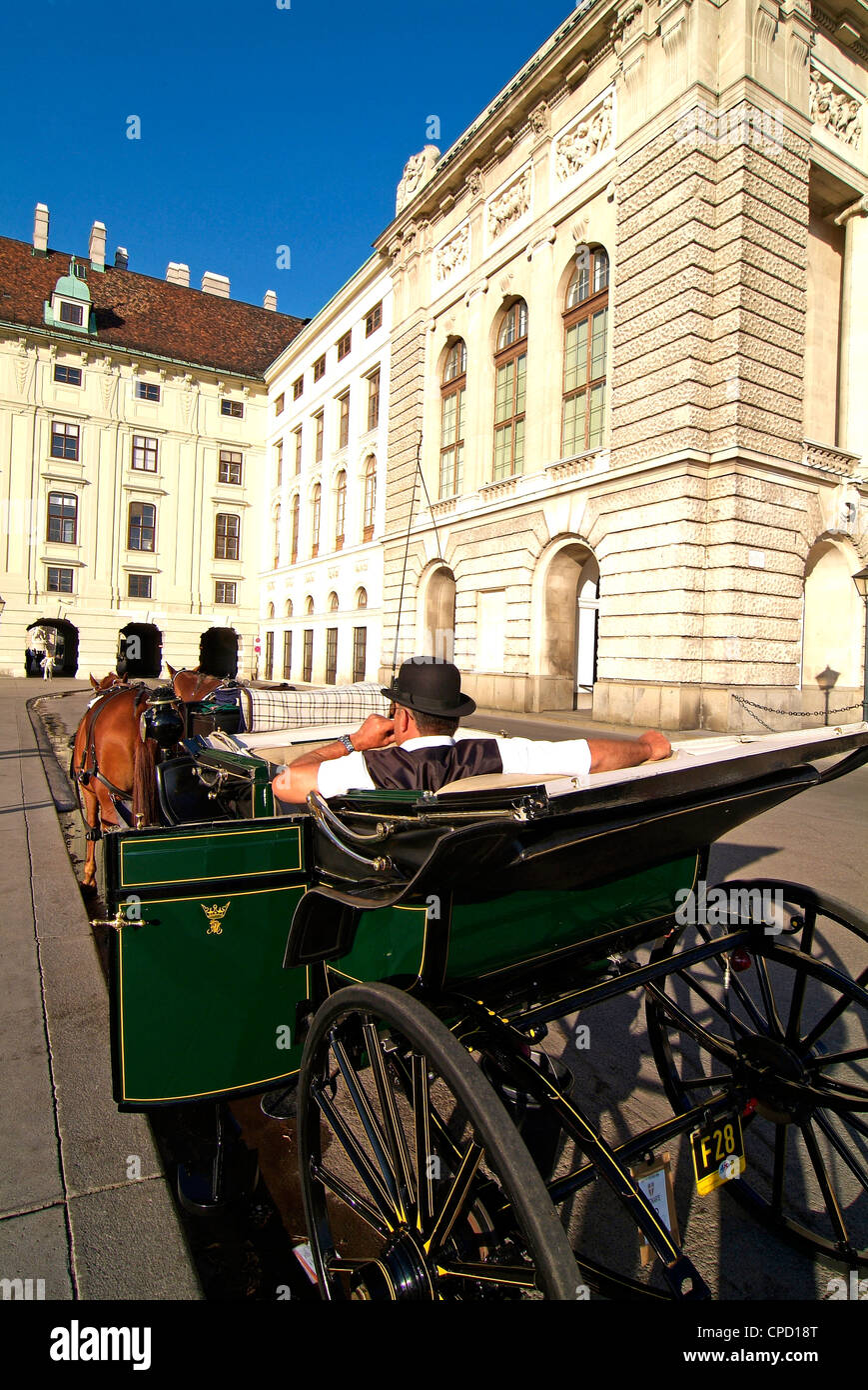 Carrozza a cavalli alla Hofburg, Sito Patrimonio Mondiale dell'UNESCO, Vienna, Austria, Europa Foto Stock