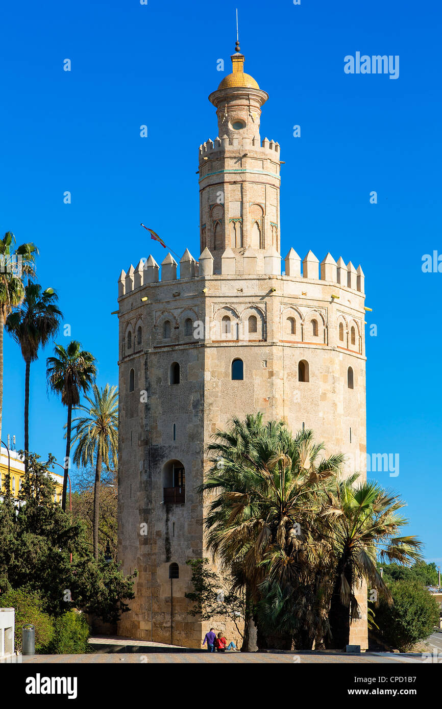 Spagna, Andalusia, Siviglia, Torre del Oro su waterfront Foto Stock
