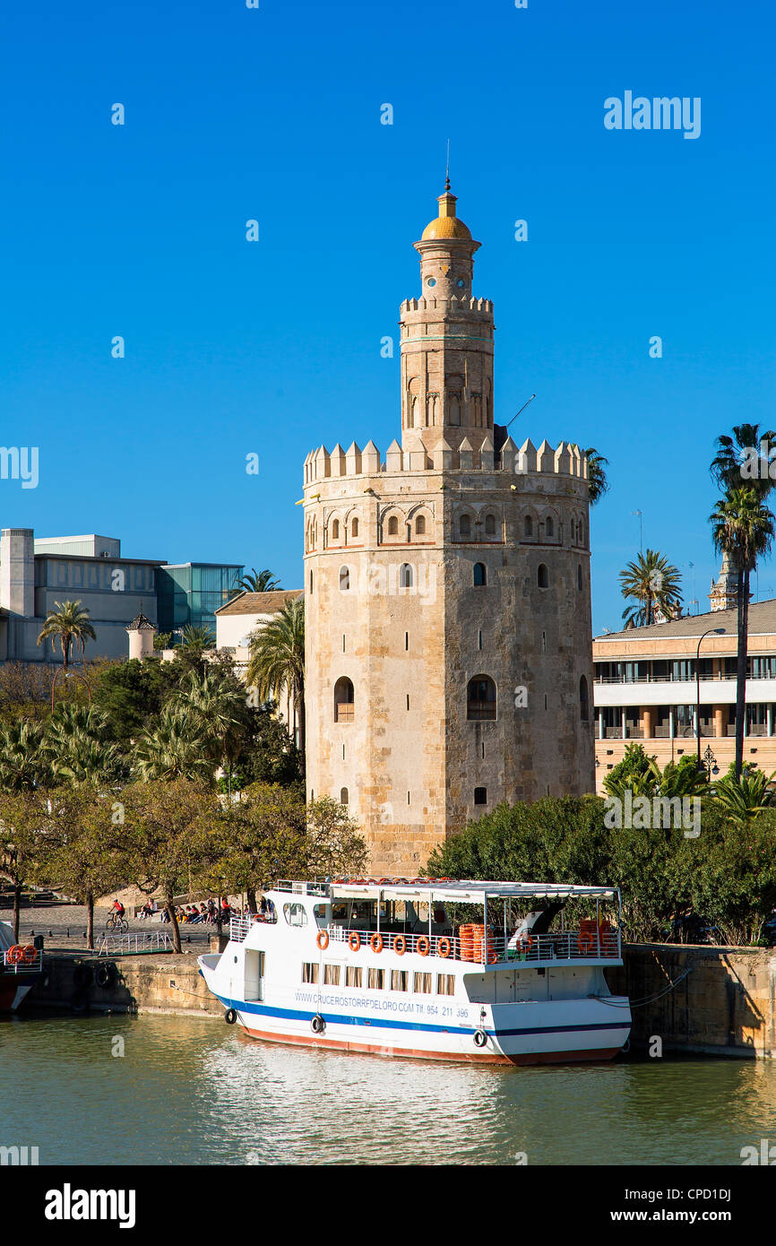 Spagna, Andalusia, Siviglia, Torre del Oro su waterfront Foto Stock