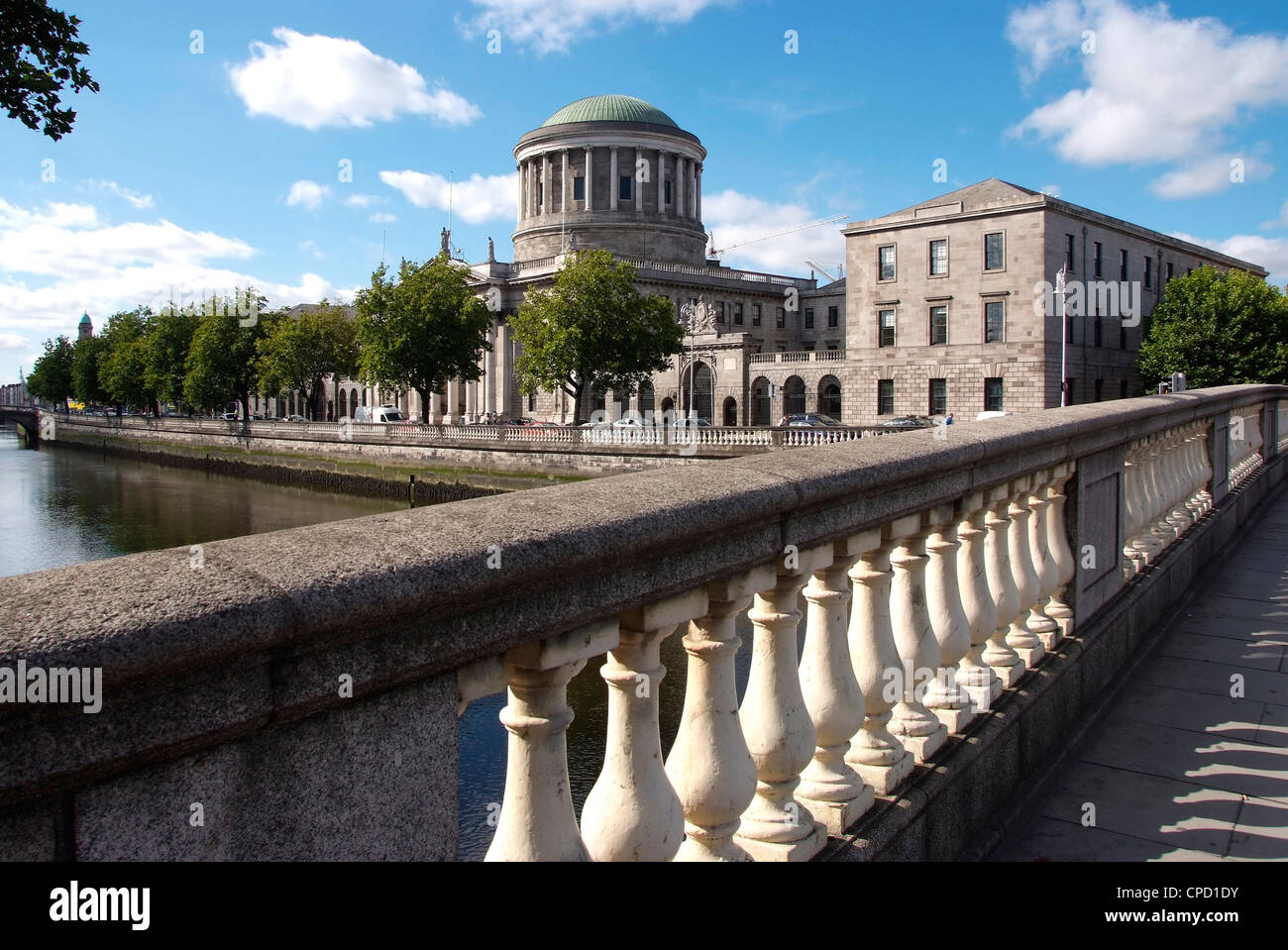 Quattro campi da tennis e il fiume Liffey, Dublino Repubblica di Irlanda, Europa Foto Stock