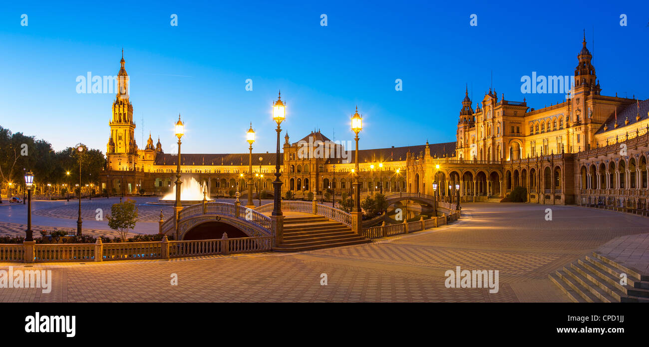 Spagna, Andalusia, Siviglia, Plaza de Espana al crepuscolo Foto Stock