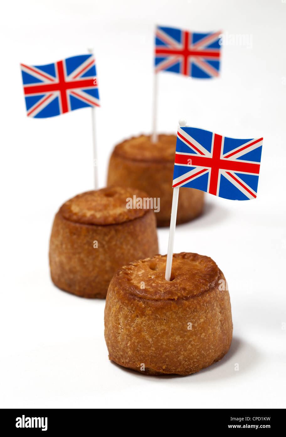 British pasticci di carne di maiale con union jack flag su sfondo bianco Foto Stock