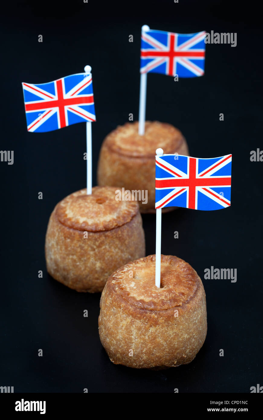 British pasticci di carne di maiale con union jack flag su sfondo nero Foto Stock