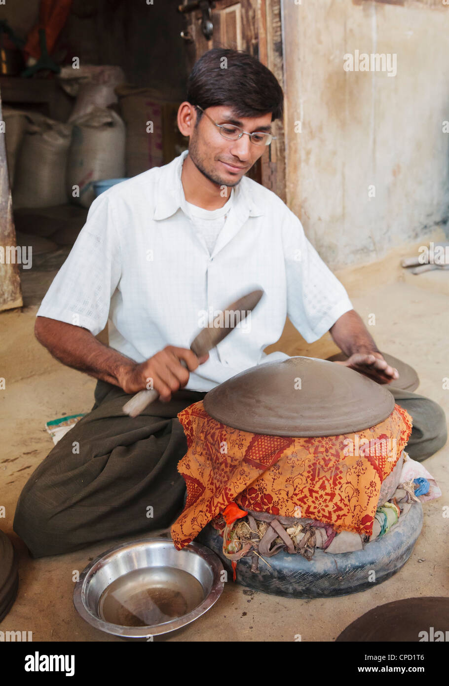 Potter locale rendendo pentole di terracotta per la conservazione degli alimenti e cottura, Saijpur Ras, Gujarat, India, Asia Foto Stock
