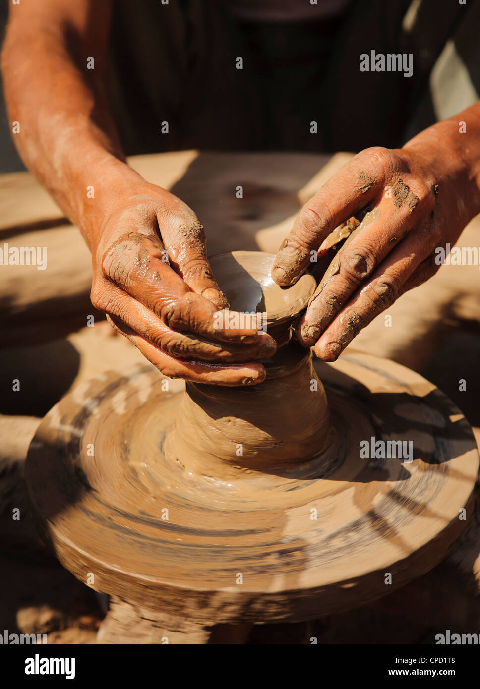 Potter locale rendendo pentole di terracotta su un lato ruota condotta, Saijpur Ras, Gujarat, India, Asia Foto Stock