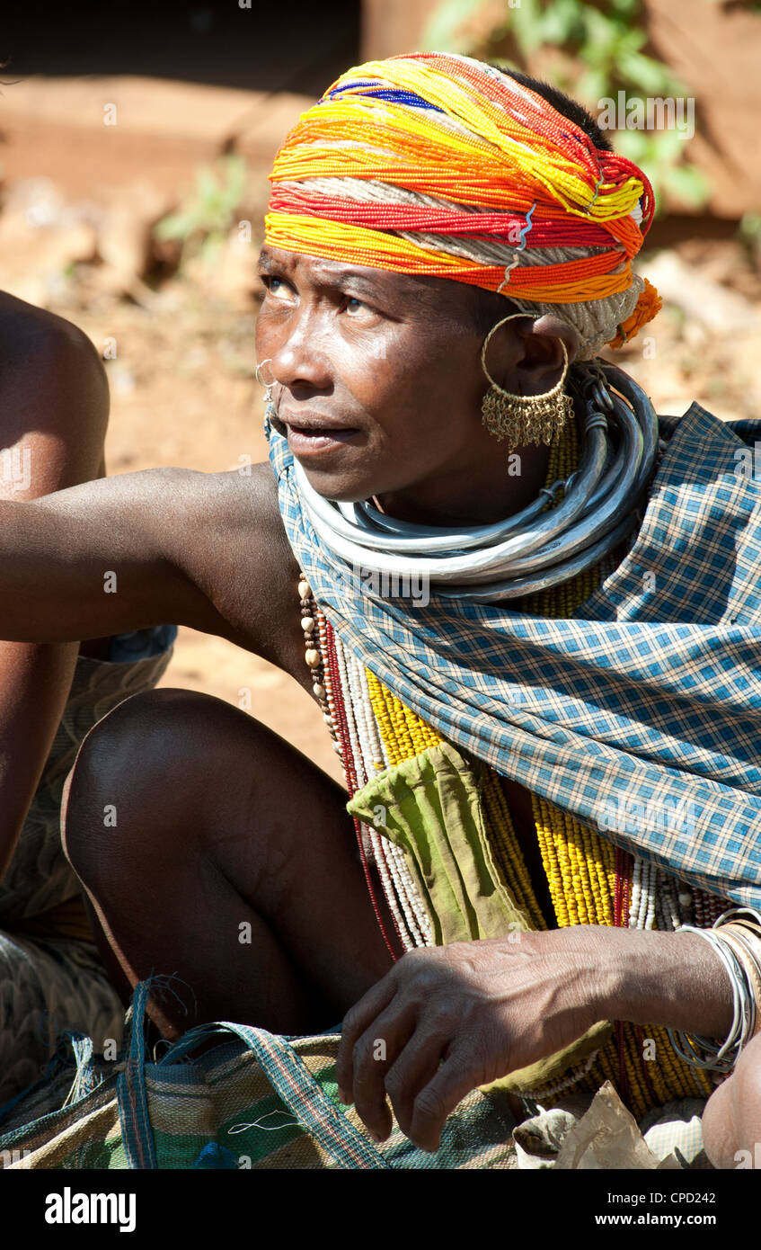Bonda tribeswoman in abito tradizionale, Rayagader, Orissa, India Foto Stock