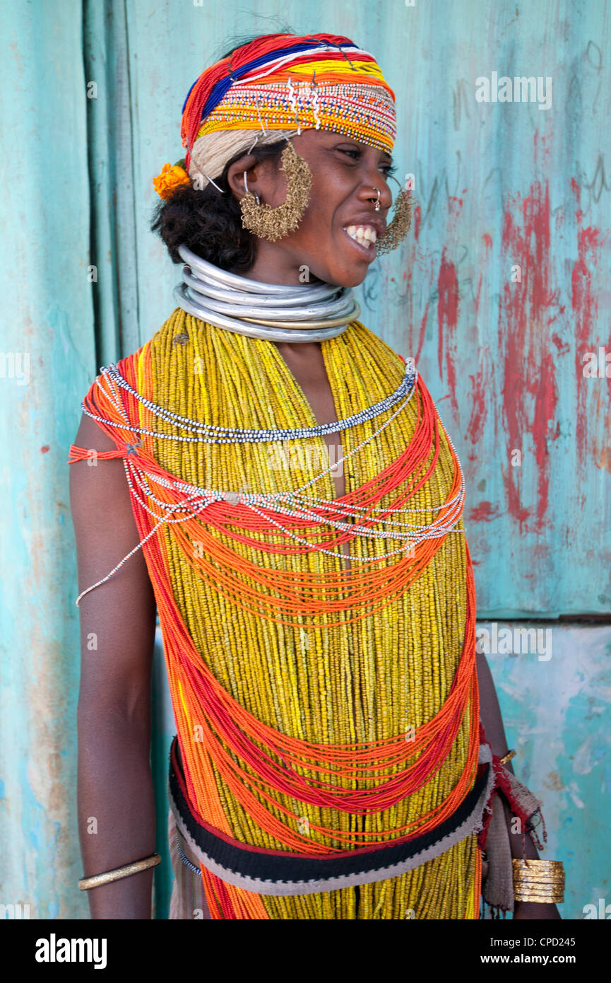 Bonda tribeswoman indossando il tradizionale costume del tallone, Rayagader, Orissa, India Foto Stock