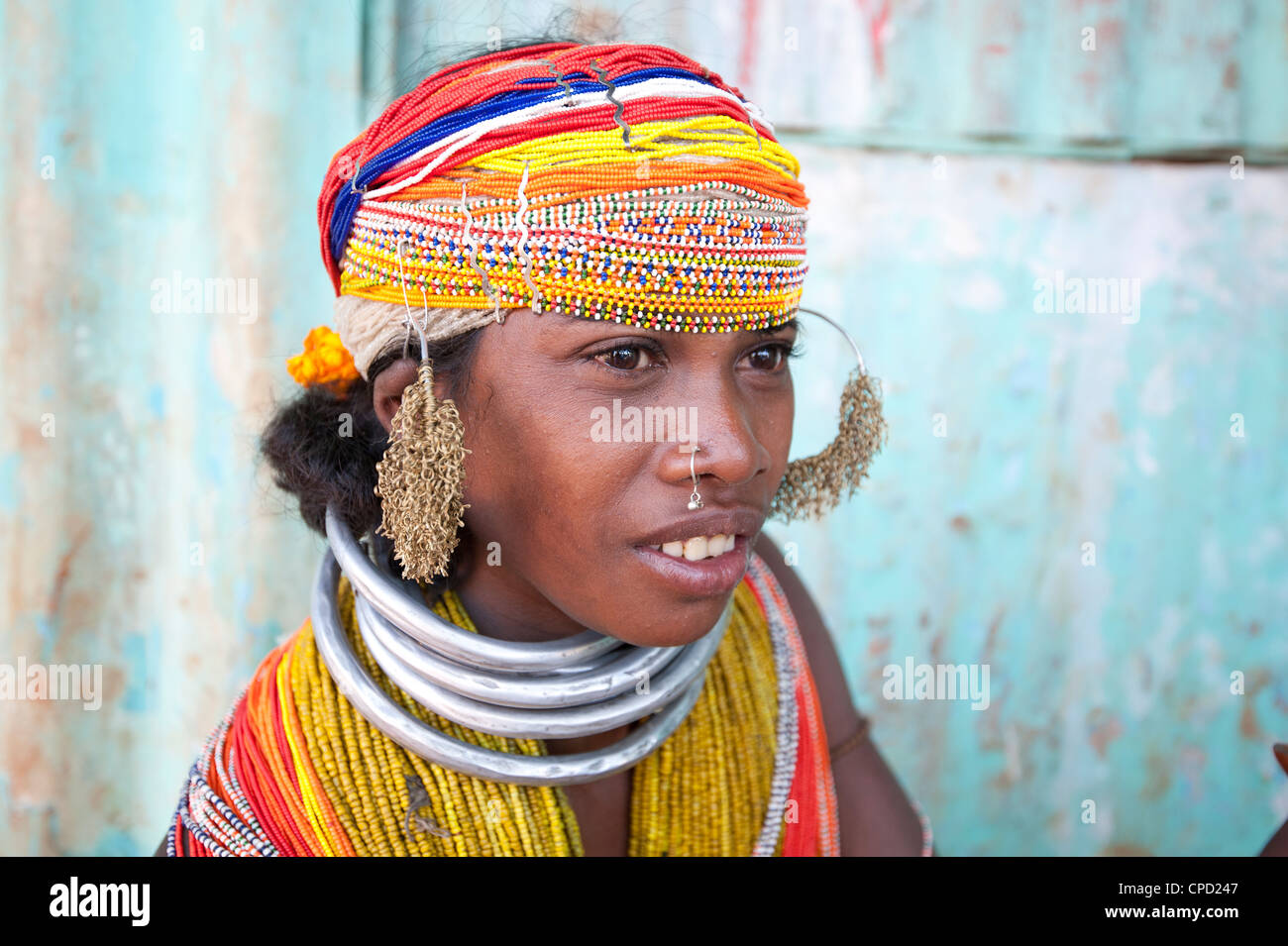 Bonda tribeswoman indossando il tradizionale costume del tallone, Rayagader, Orissa, India Foto Stock