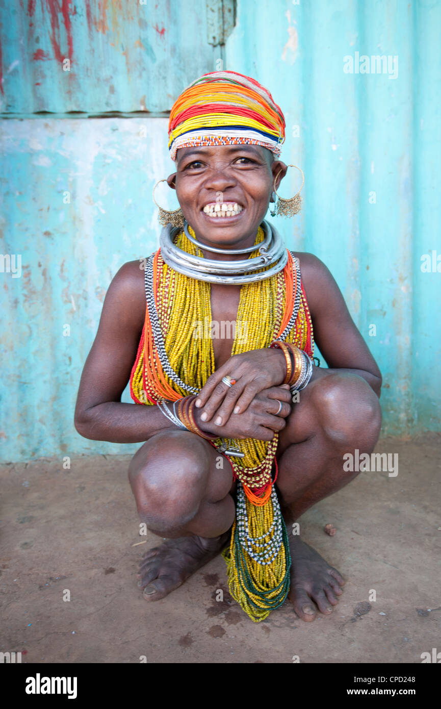 Bonda tribeswoman, sorridente, indossando il tradizionale costume del tallone, Rayagader, Orissa, India Foto Stock