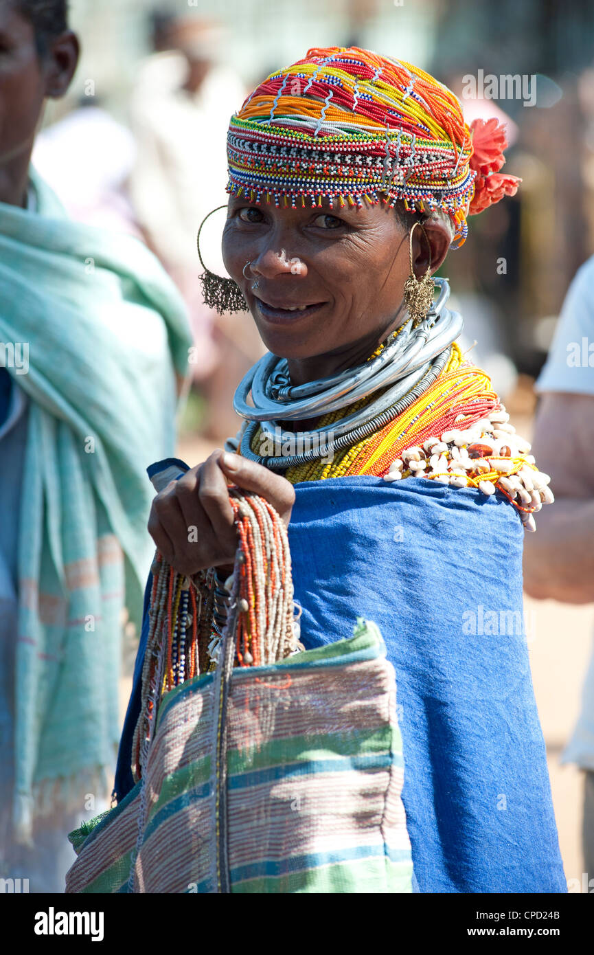 Sorridente Bonda tribeswoman indossando il cotone scialle, Rayagader, Orissa, India Foto Stock