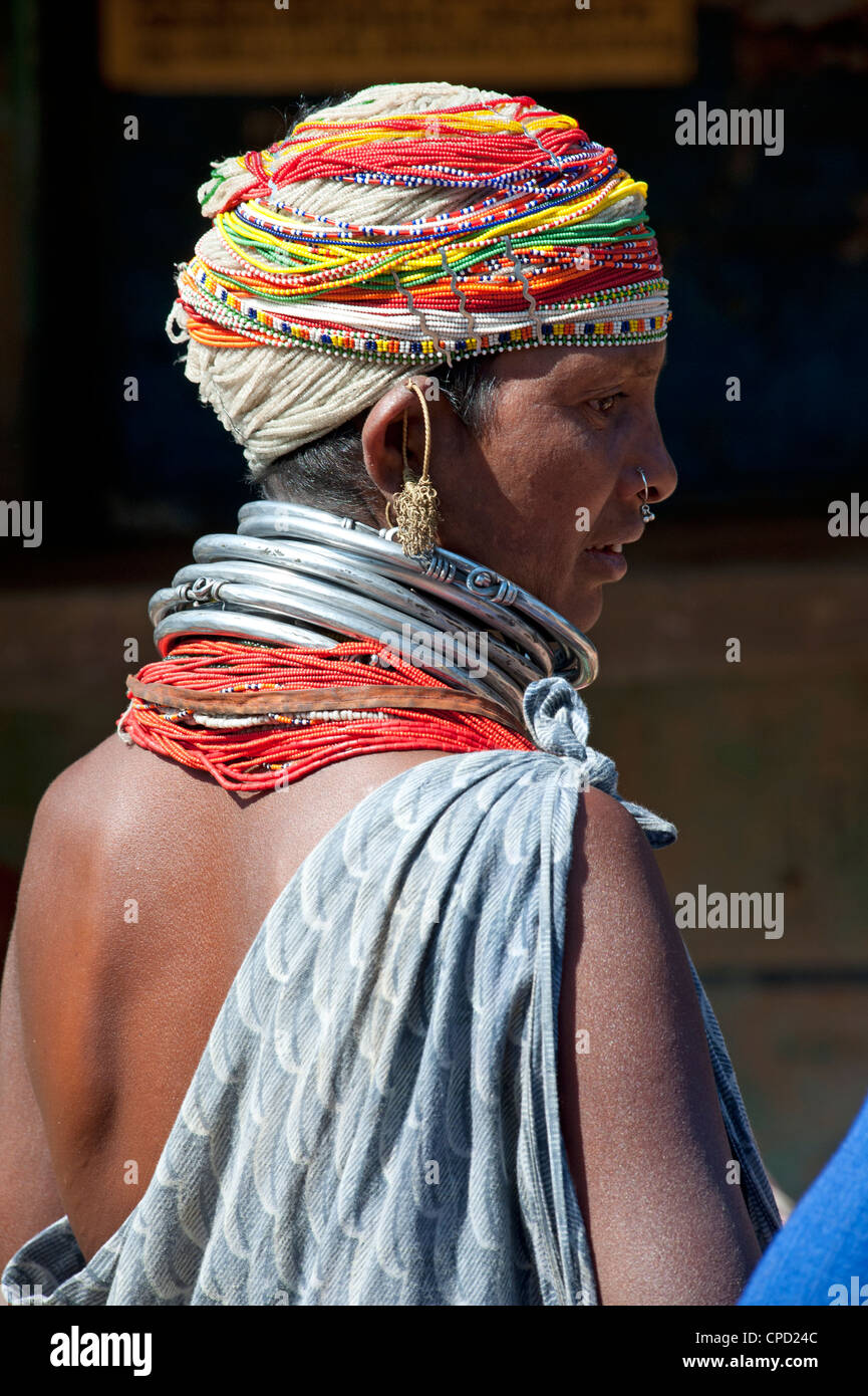 Bonda tribeswoman indossando grigio blu di cotone scialle, Rayagader, Orissa, India Foto Stock